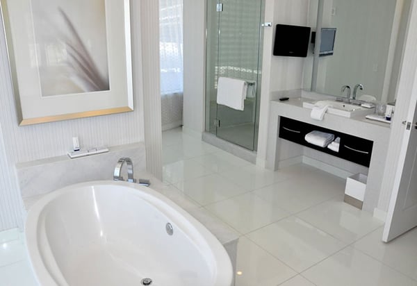 How to Create a Beautiful Hotel Bathroom at Home - Aria Sky Suite Hotel Bathroom