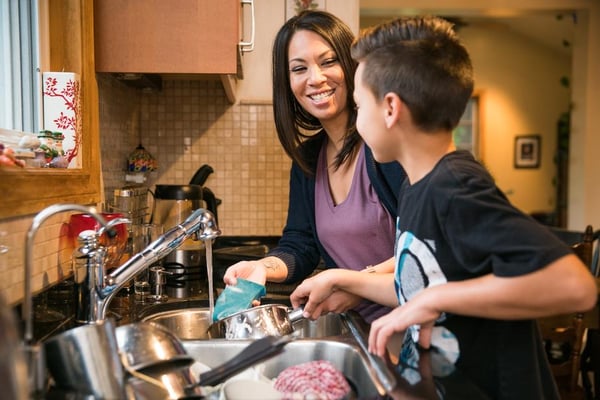 family-time-in-the-kitchen_925x