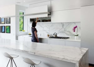 7 простых кухонных идей для красивого минималистского дома - простая белая кухня